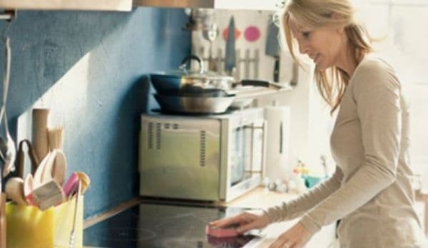Ştiai că nu e bine să ştergi vasele după ce le speli? Microorganisme periculoase se ascund în laveta şi buretele de vase