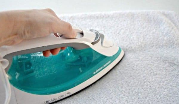 Cum cureţi rapid fierul de călcat. Ai nevoie doar de două ingrediente din bucătărie