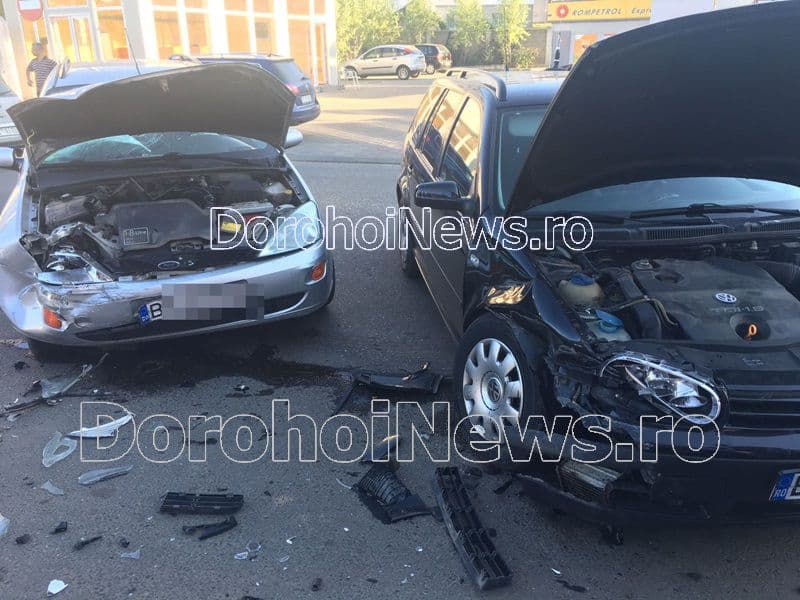 Accident! Două mașini s-au ciocnit pe strada Sașa Pană din Dorohoi - FOTO