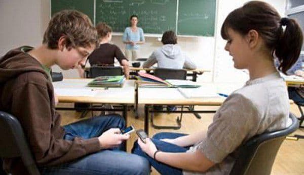 Atenție elevi! Regulamentul școlar va fi modificat! Elevii își vor lăsa telefoanele, în timpul orelor, într-o zonă special amenajată în clasă