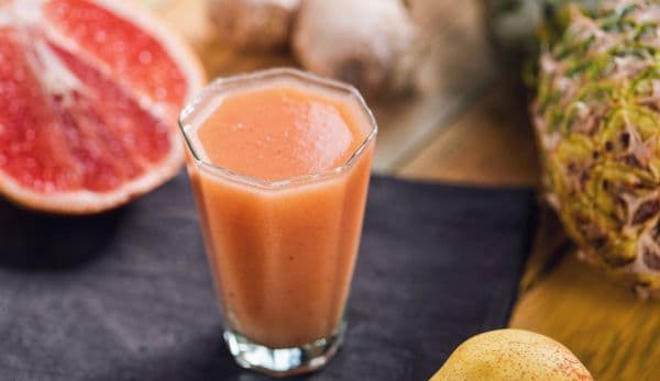 Obişnuieşti să bei suc natural din fructe? Nu mai face acest lucru! Motivul te va uimi