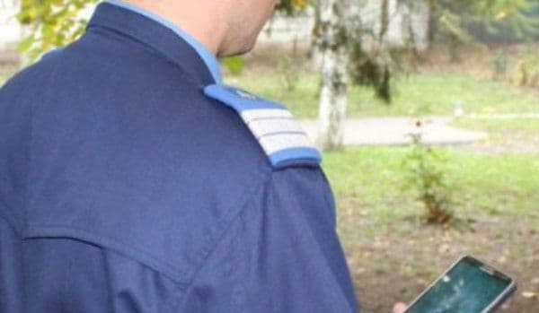 Jandarmii i-au restituit telefonul pierdut după ce „nu a mai ştiut de el” în urma consumului unei ţigări cu substanţe interzise