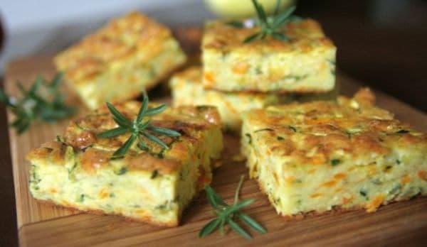 Tartă aperitiv cu dovlecei şi morcovi