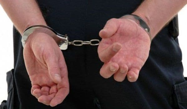 Un bătrân a rămas fără bani după ce a primit în curte un bărbat să-l ajute la treburile gospodărești