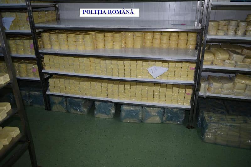Peste 1.300 de kg de produse lactate, confiscate de poliţişti, de la o societate din Șendriceni