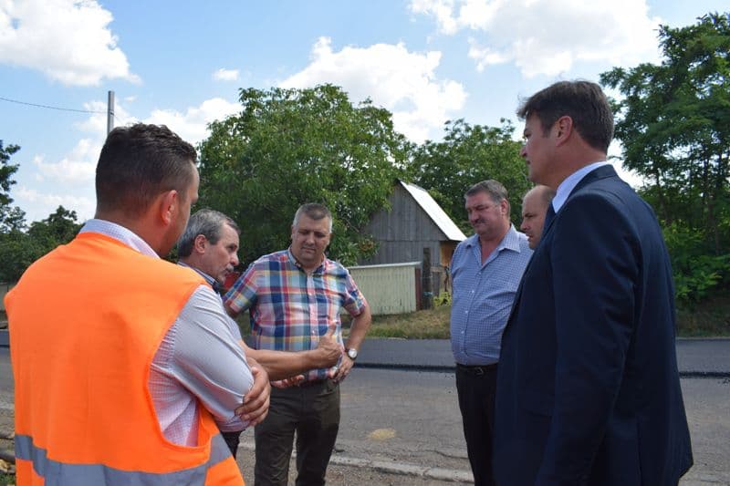 Lucrări de asfaltare inspectate de prefect - FOTO