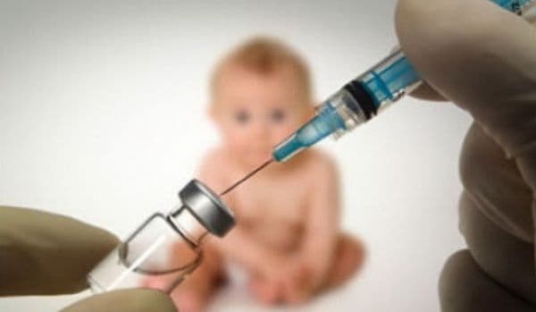 Trucul care ajută copii să plângă mai puțin când sunt vaccinați