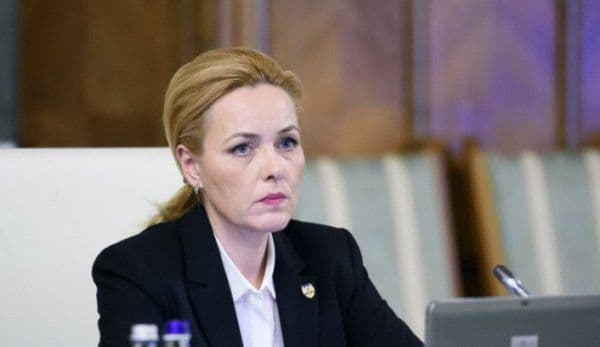 Carmen Dan schimbă legea pentru a calma diaspora: Pașapoartele vor fi valabile 10 ani