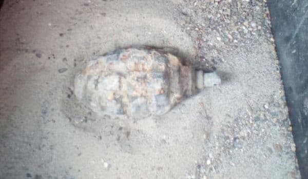 Grenadă găsită în balastul întins recent pe un drum comunal din județul Botoșani - FOTO