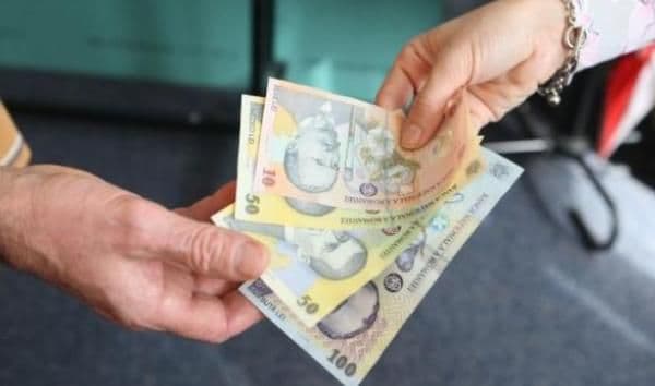 Românii care se întorc din străinătate şi se angajează în ţară pot obţine prime de instalare. Câţi bani pot primi
