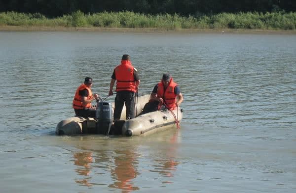 Tragedie la Corlăteni! Bărbat dispărut în apele unui iaz pe care a încercat să îl treacă înot