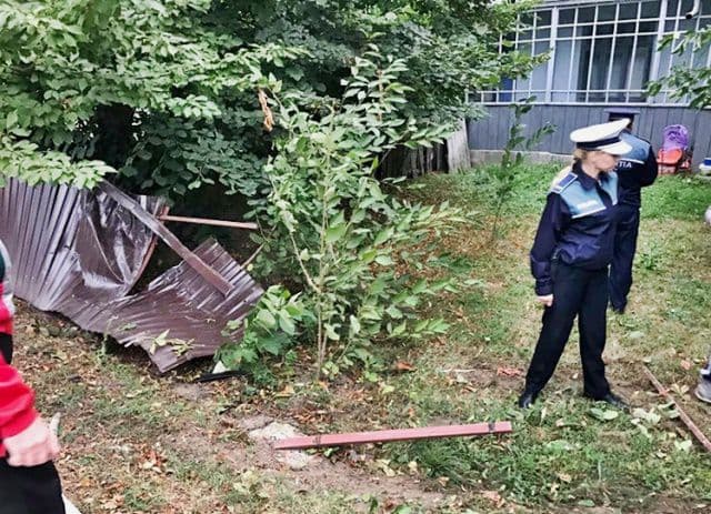 Accident! Și-a distrus mașina și a făcut praf un gard. Vezi ce alcoolemie avea șoferul - FOTO