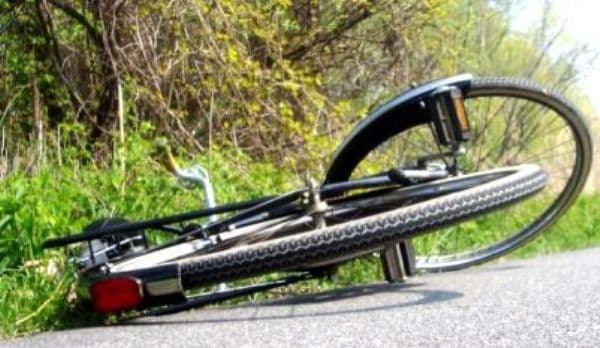 Adolescent aflat pe bicicletă rănit după ce nu a acordat prioritate unui autoturism. Șoferul a plecat de la locul accidentului!