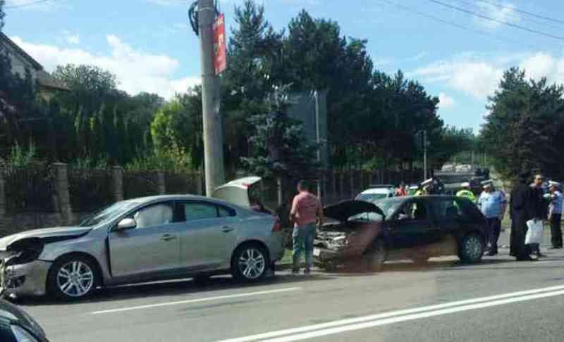 Două persoane au ajuns la spital după un carambol cu trei mașini produs de un șofer din Darabani