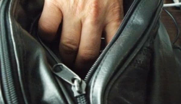 Neatenţia era să o coste scump pe o femeie care și-a lăsat geanta nesupravegheată