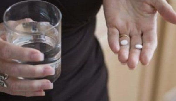Ce se întâmplă, de fapt, dacă iei medicamentele cu suc în loc de apă