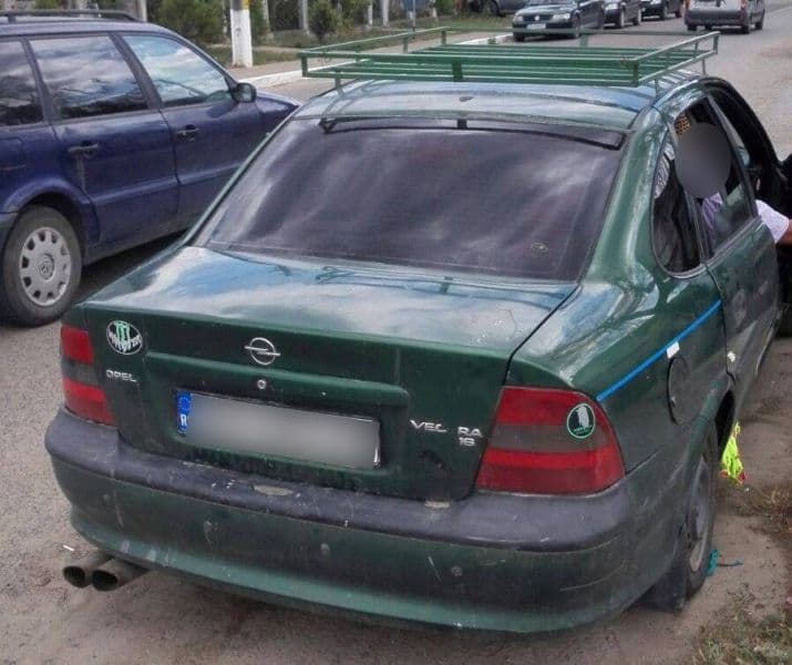 Documente falsificate pentru scoaterea din România a unui autoturism - FOTO