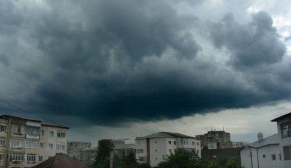 ALERTĂ METEO. Ploi puternice, furtuni și descărcări electrice în 8 județe. Vezi zonele lovite!