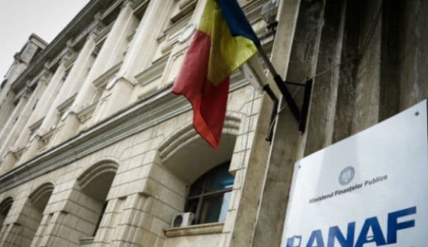 Notarii şi executorii, spioni pentru Fisc