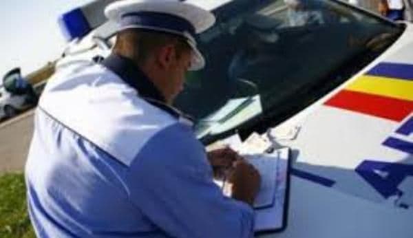 Un tânăr din Darabani beat şi fără permis s-a urcat la volan, a provocat un accident şi a părăsit locul faptei!