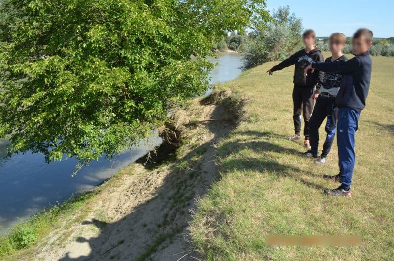 Trei minori din R. Moldova au încercat să intre ilegal în Romania, trecând Prutul înot
