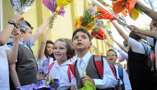Azi începe şcoala. Ce noutăți aduce anul şcolar 2017-2018. Prima vacanţă, în octombrie