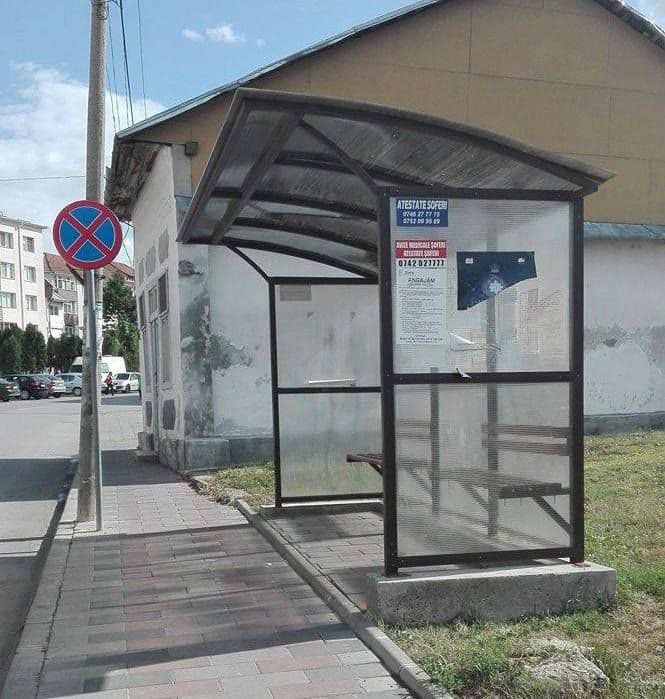 Primim la redacţie – Stație pentru microbuze amplasată lângă semnul interzis - FOTO