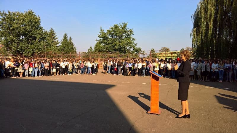 Liceenii Reginei Maria din Dorohoi, la început de an şcolar - FOTO