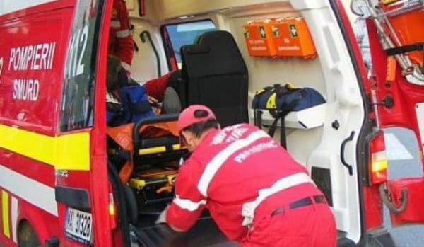 Copil lovit de o maşină după ce a traversat strada prin loc nepermis şi fără să se asigure