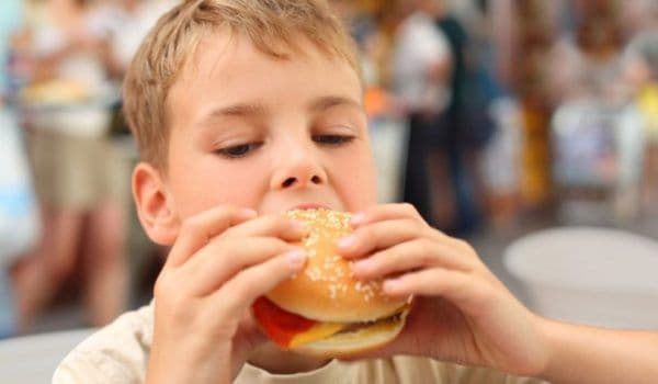Greșelile părinților care duc la obezitatea copiilor