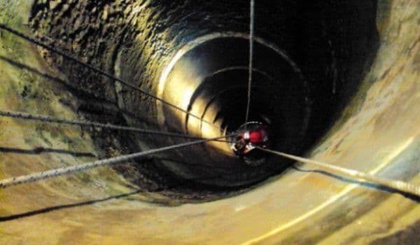 Bărbat căzut într-o fântână de 12 metri, salvat de pompieri