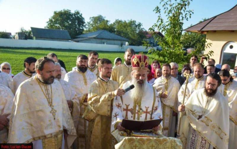 Sfințire de biserică în Parohia Satu Nou din Protopopiatul Dorohoi în prezența Înaltpreasfințitului Teofan - FOTO	