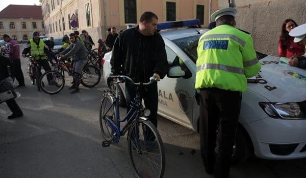 Bicicliștii, luați în vizor de polițiști. 36 dintre ei au fost amendați!