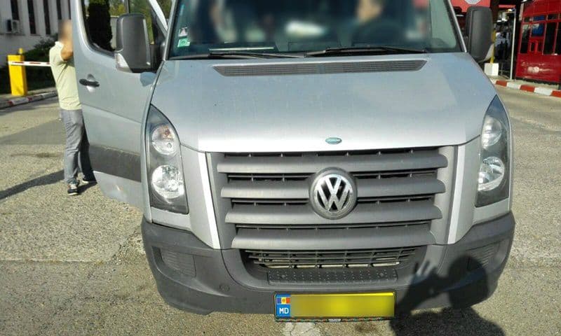 Poliţiştii de frontieră din Dorohoi au oprit un Mercedes Sprinter căptuşit cu ţigarete de contrabandă - FOTO
