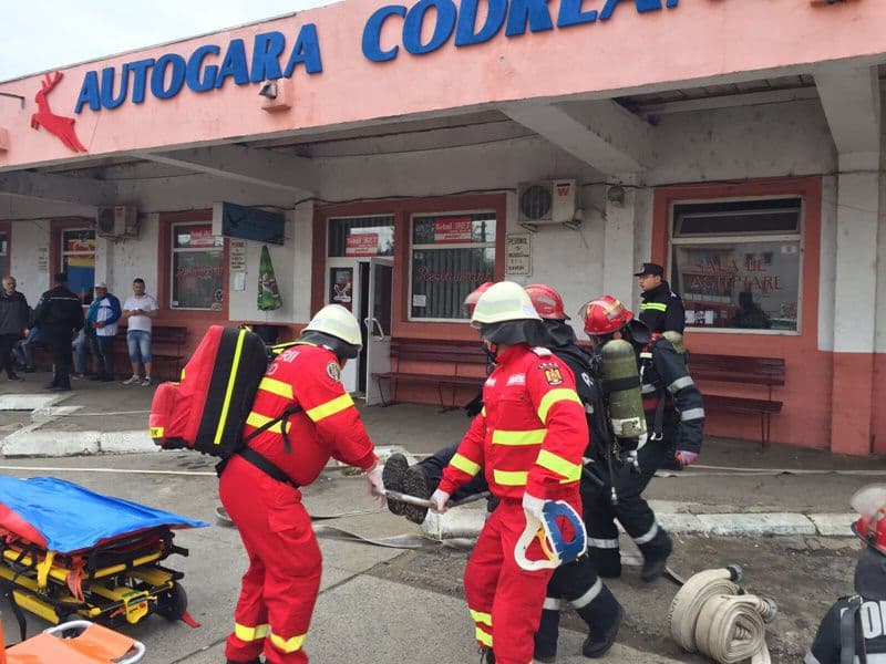 Incendiu produs în urma unui scurtcircuit la Autogara Dorohoi: Exercițiu de amploare a pompierilor – FOTO