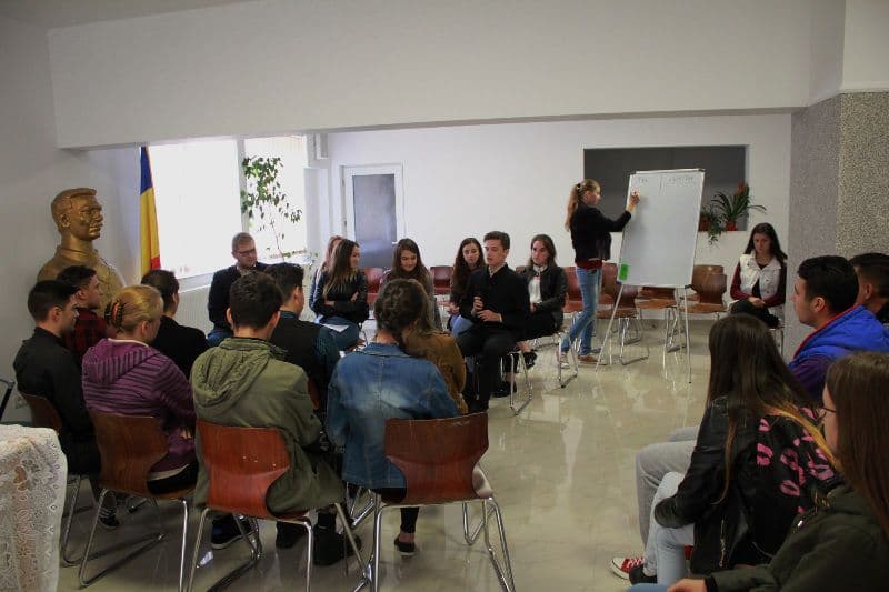Dezbatere despre Modificarea Constituției la Seminarul Teologic Dorohoi - FOTO