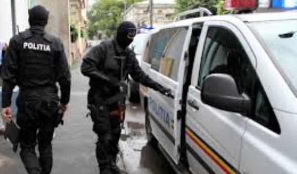 Percheziţii la locuinţa unui tânăr bănuit de contrabandă cu ţigări 