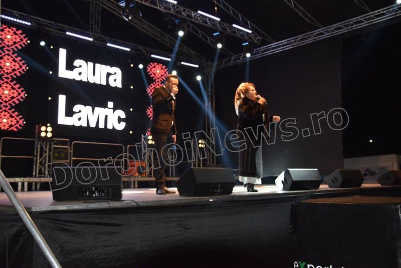 Laura Lavric a încheiat prima zi de spectacol la Zilele Municipiului Dorohoi 2017 – FOTO