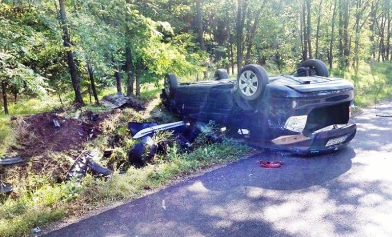Accident pe drumul Păltiniș - Darabani. Mașină făcută praf de o tânără șoferiță imprudentă – FOTO