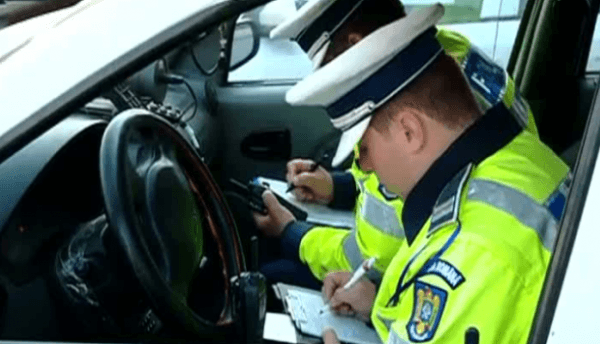 Tânăr de 26 de ani, cercetat de poliţiştii după ce a fost prins fără permis, la volanul unui autoturism