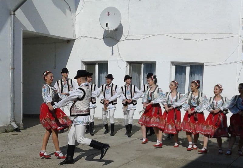 Un dar muzical al Ansamblului Strugurașul - Ungheni, pentru bătrânii de la Centrului de Îngrijire și Asistență Dorohoi - FOTO