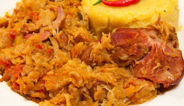Varză nouă cu ceafă de porc