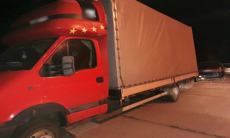 Tineri botoşăneni prinşi după ce au sustras bunuri dintr-un autocamion - FOTO