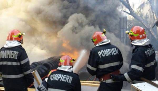 Incendiu puternic la clădirea primăriei Văculești