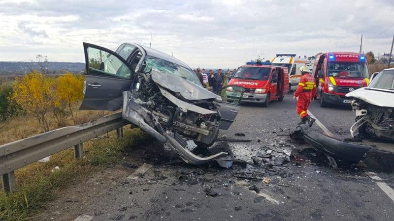 Accident spectaculos! O mașină suspendată pe un parapet și trei persoane transportate la spital!