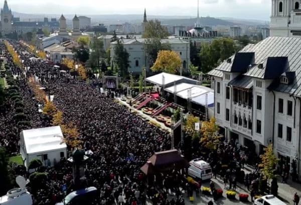Aproximativ 20.000 de credincioși la slujba Sfintei Liturghii de hramul Sfintei Cuvioase Parascheva de la Iași