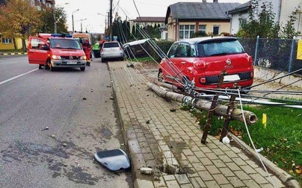 Stâlp rupt și mașină răsturnată! Accident provocat în Burdujeni de o botoșăneancă