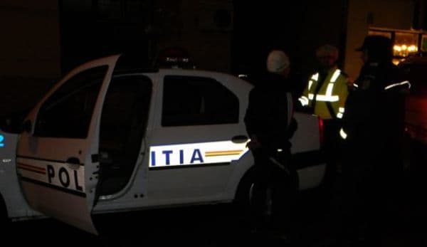 Un dorohoian în stare de ebrietate și fără permis de conducere a intrat cu mașina în gardul unei locuinţe din Dealu Mare