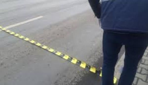 Bărbat accidentat de o maşină după o traversare neregulamentară