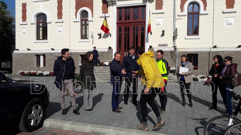 Dorohoian întâmpinat de oficialităţi după ce a călătorit 52 de zile pe bicicletă, în jurul Mării Negre - FOTO